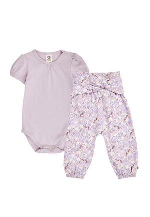 Fliederfarbenes Baby-Body mit kurzen Ärmeln und Druckknöpfen, kombiniert mit lila, floral gemusterten Hosen mit elastischem Bund und Knoten am Taillenbund.