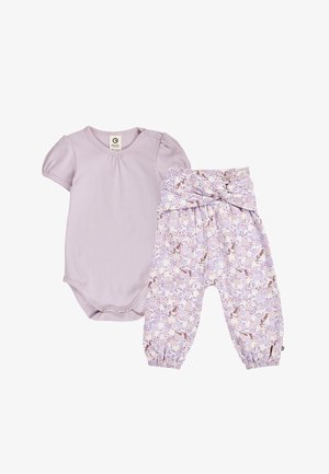 Liliowy body niemowlęce z krótkim rękawem zapinane na zatrzaski, zestawione z fioletowymi spodniami na elastycznym pasie z kwiatowym wzorem i zawiązywanym paskiem.