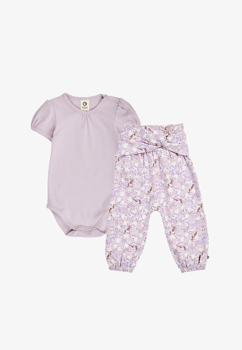 Liliowy body niemowlęce z krótkim rękawem zapinane na zatrzaski, zestawione z fioletowymi spodniami na elastycznym pasie z kwiatowym wzorem i zawiązywanym paskiem.