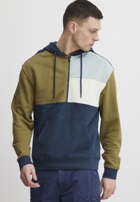 Felpa con cappuccio caratterizzata da un design a blocchi di colore in verde oliva, blu navy, azzurro e crema. Realizzata in tessuto testurizzato con una tasca frontale.
