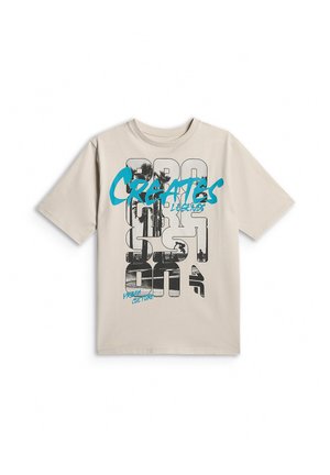 Beżowy t-shirt z krótkim rękawem z wyrazistym graficznym napisem, palmami, deskorolkarzem i niebieskimi literami z tekstem "CREATES" i "URBAN CULTURE.".