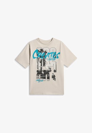 Beżowy t-shirt z krótkim rękawem z wyrazistym graficznym napisem, palmami, deskorolkarzem i niebieskimi literami z tekstem "CREATES" i "URBAN CULTURE.".