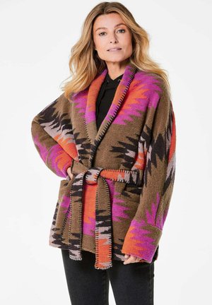 Bruine en meerkleurige gebreide cardigan met lange mouwen, een sjawlboord en een strikceintuur. Beschikt over opvallende roze, oranje en zwarte accenten.