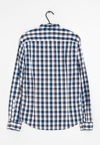 Košile s dlouhými rukávy z pohledu zezadu, s modro-černobílým kostkovaným vzorem, texturou látky a standardním límečkem.