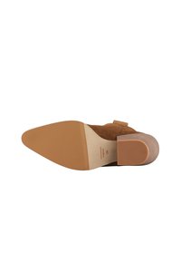 Scarpa con tacco in suede marrone, con punta affusolata, suola piatta e dettaglio in legno sul tacco. Taglia 38 stampata sulla suola. Texture liscia.