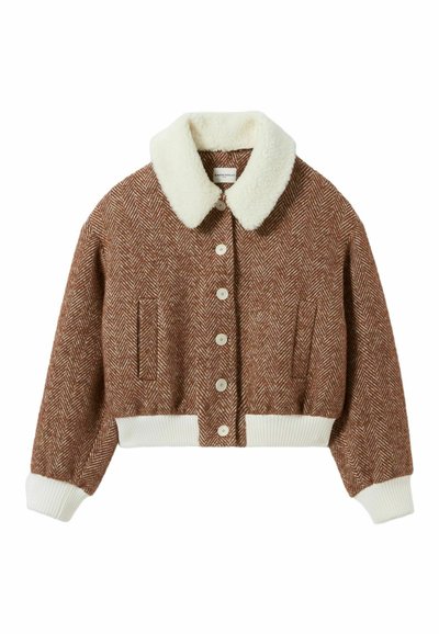 Chaqueta marrón con patrón de espiga, recortada, con cuello de piel sintética blanca, dobladillo y puños acanalados, y cierre de cinco botones. Cuenta con dos bolsillos laterales.