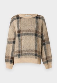 Beige gebreide trui met een geruit patroon in bruin en marineblauw, met een brede halslijn en geribbelde mouwen. Zachte, fuzzy textuur.