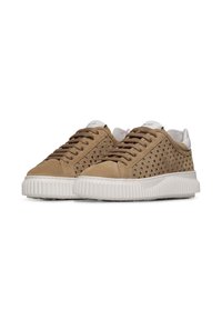 Zapatillas de ante en color marrón claro con diseño perforado, cordones marrones, plantilla blanca y suela de goma blanca texturizada.