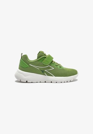Scarpa da ginnastica in mesh verde con suola bianca, cinturino in Velcro e parte anteriore con lacci, con logo bianco e verde scuro sul lato.