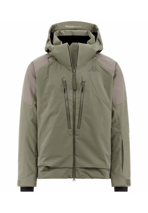 Giacca verde oliva con cappuccio, caratterizzata da una texture liscia, due tasche a zip sul petto e logo Kappa in alto a sinistra. Accenti grigi chiari sulle spalle.