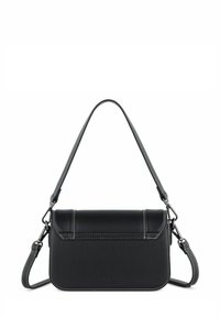 Borsa a tracolla in pelle nera con pattina superiore, cuciture a contrasto, tracolla regolabile e design elegante. Presenta accenti hardware minimalisti.