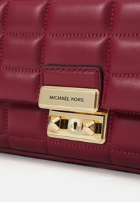 MICHAEL Michael Kors TRIBECA CHAIN - Skuldertasker - deep red