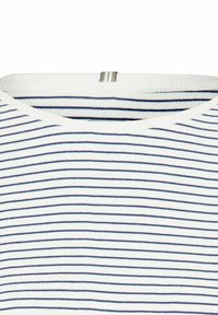 Gestreiftes T-Shirt mit runder Ausschnitt, weißem Grund mit dünnen navyblauen horizontalen Streifen, geripptem Stoff und sichtbaren Nähdetails.