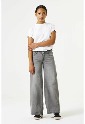 Grijze wijde spijkerbroek met hoge taille, gecombineerd met een effen wit T-shirt. De spijkerbroek heeft een knoopsluiting en minimale stiksels.