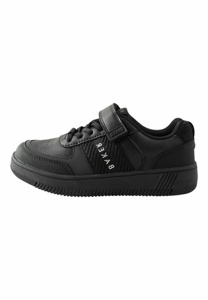 Schwarzer Sneaker mit niedrigem Schnitt, Schnürung vorne, verstellbarem Riemen mit der Aufschrift „Baker“, profilierter Sohle und gepolstertem Schaft.