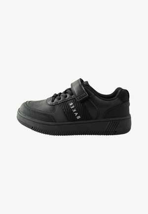 Schwarzer Sneaker mit niedrigem Schnitt, Schnürung vorne, verstellbarem Riemen mit der Aufschrift „Baker“, profilierter Sohle und gepolstertem Schaft.