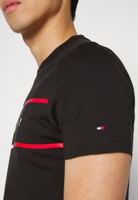 Tommy Hilfiger LARGE FLAG TEE - T-shirt estampada - black