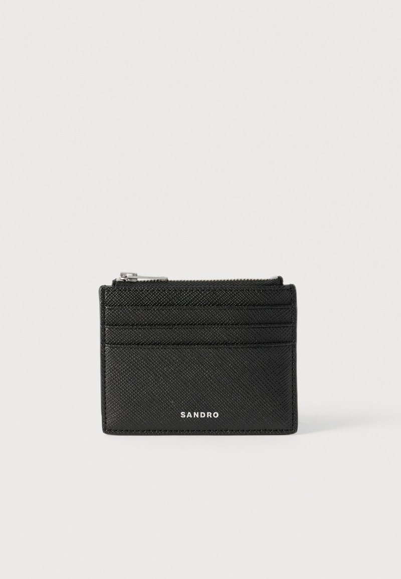 Μαύρο πορτοφόλι καρτών από δέρμα με υφή, με φερμουάρ στο πάνω μέρος, τρεις θήκες για κάρτες μπροστά και λογότυπο "SANDRO" με ασημένια γράμματα.