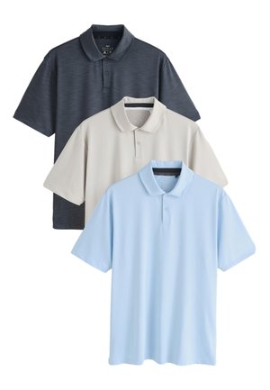 Tre pænt arrangerede polo shirts med korte ærmer i sort, beige og lyseblå, vist på en hvid baggrund.