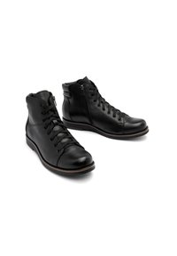 Czarne skórzane botki sięgające kostki z okrągłym noskiem, sznurowanym przodem i bocznym zamkiem błyskawicznym. Cechuje je fakturowana powierzchnia oraz gładka podeszwa.