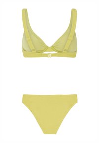 Geltona bikini komplektas, kuriame yra trikampė liemenėlė su reguliuojamomis petnešėlėmis ir tekstūruota juosta, derinama su atitinkamais žemais bikini apatiniais.