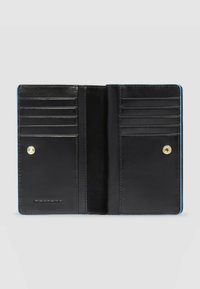 Zwarte leren portemonnee met zes kaarthouders, een drukknoopsluiting en blauwe stikaccenten. Gladde textuur met een minimalistisch ontwerp.