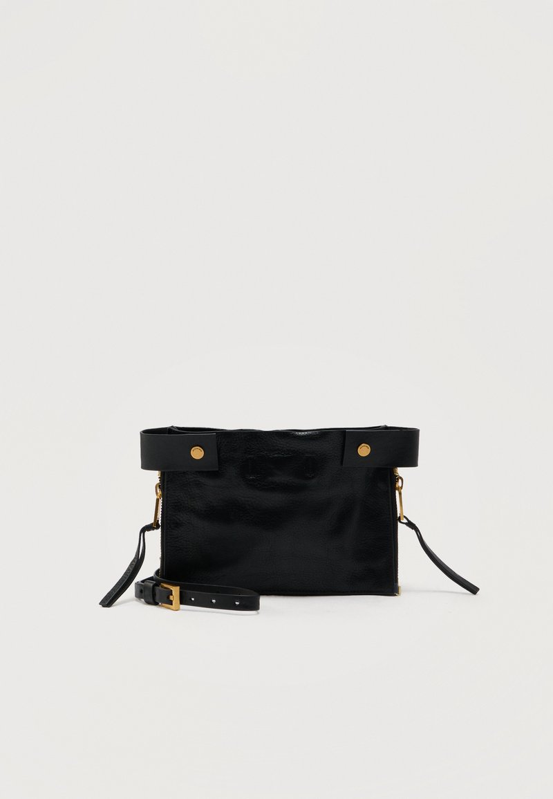 Μαύρο δερμάτινο τσαντάκι χειρός με αποσπώμενο ιμάντα ώμου και χρυσούς μεταλλικούς κουμπιά και αγκράφες, τοποθετημένο σε απλό φόντο.