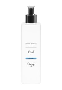 Weißer Kunststoffpumpflasche mit schwarzem Pumpkopf. Das Etikett zeigt schwarzen und blauen Text mit der Aufschrift "Le Lait Rituel Visage" und "Nourrissant."