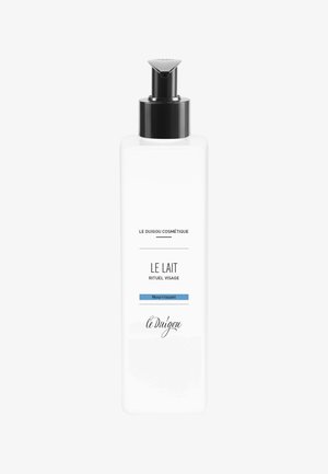 Weißer Kunststoffpumpflasche mit schwarzem Pumpkopf. Das Etikett zeigt schwarzen und blauen Text mit der Aufschrift "Le Lait Rituel Visage" und "Nourrissant."