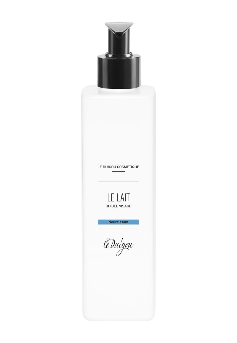 Weißer Kunststoffpumpflasche mit schwarzem Pumpkopf. Das Etikett zeigt schwarzen und blauen Text mit der Aufschrift "Le Lait Rituel Visage" und "Nourrissant."