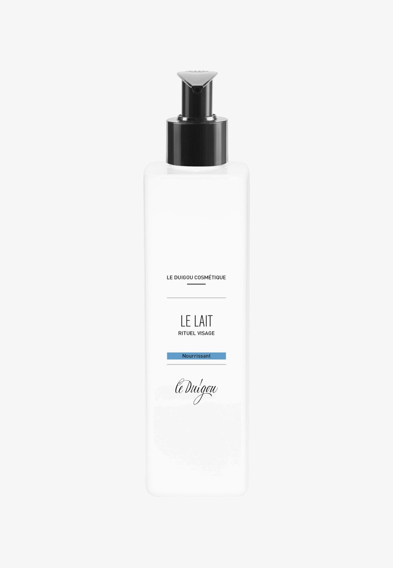 Weißer Kunststoffpumpflasche mit schwarzem Pumpkopf. Das Etikett zeigt schwarzen und blauen Text mit der Aufschrift "Le Lait Rituel Visage" und "Nourrissant."