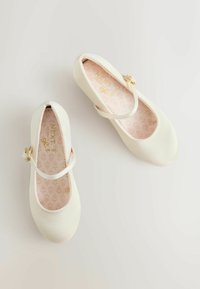 Balerini albi cu textură netedă, cu o curea elastică și mici accente aurii. Căptușeală cu talpă interioară roz deschis cu model.