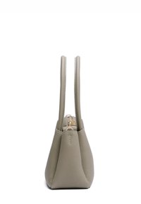 Sac à main en cuir gris clair avec des poignées longues, une forme structurée et une surface texturée. Présente des accessoires en or et une fermeture éclair.