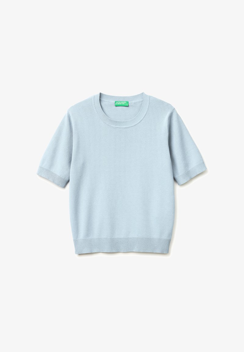 Pull tricot à manches courtes bleu clair avec col, poignets et ourlet côtelés, posé à plat montrant le côté avant et une étiquette de marque verte à l'intérieur du col.