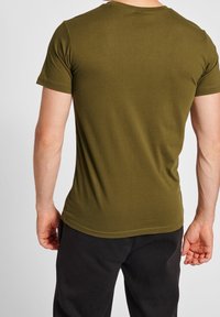 Olivengrøn T-shirt med korte ærmer, glat bomuldsstof, tætsiddende design, rund halsudskæring og ensfarvet uden synlige logoer eller mønstre.