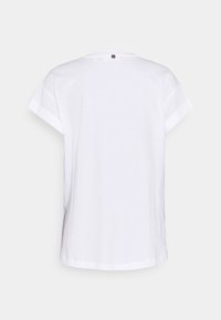 En helt vit T-shirt med kort ärm och vikta manschetter, sedd från baksidan mot en neutral bakgrund.