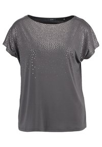 Šedý top s krátkým rukávem a volným střihem. Jiskřivé kamínky vytvářejí gradující vzor na horní části. Hladký povrch látky.