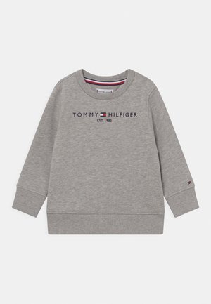 Grå langærmet børnesweatshirt med ribkanter ved ærmer og kant, med teksten "Tommy Hilfiger EST. 1985" og brandflaglogo på brystet.