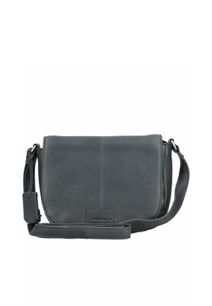 Czarna skórzana torba na ramię z klapką zamykającą, regulowanym paskiem i subtelną metką marki na przednim panelu.