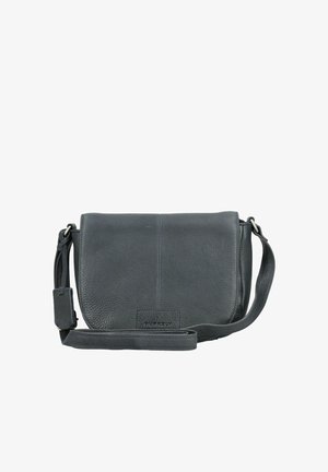 Schwarze Leder-Umhängetasche mit Klappverschluss, verstellbarem Riemen und dezentem Markenlabel auf der Vorderseite.