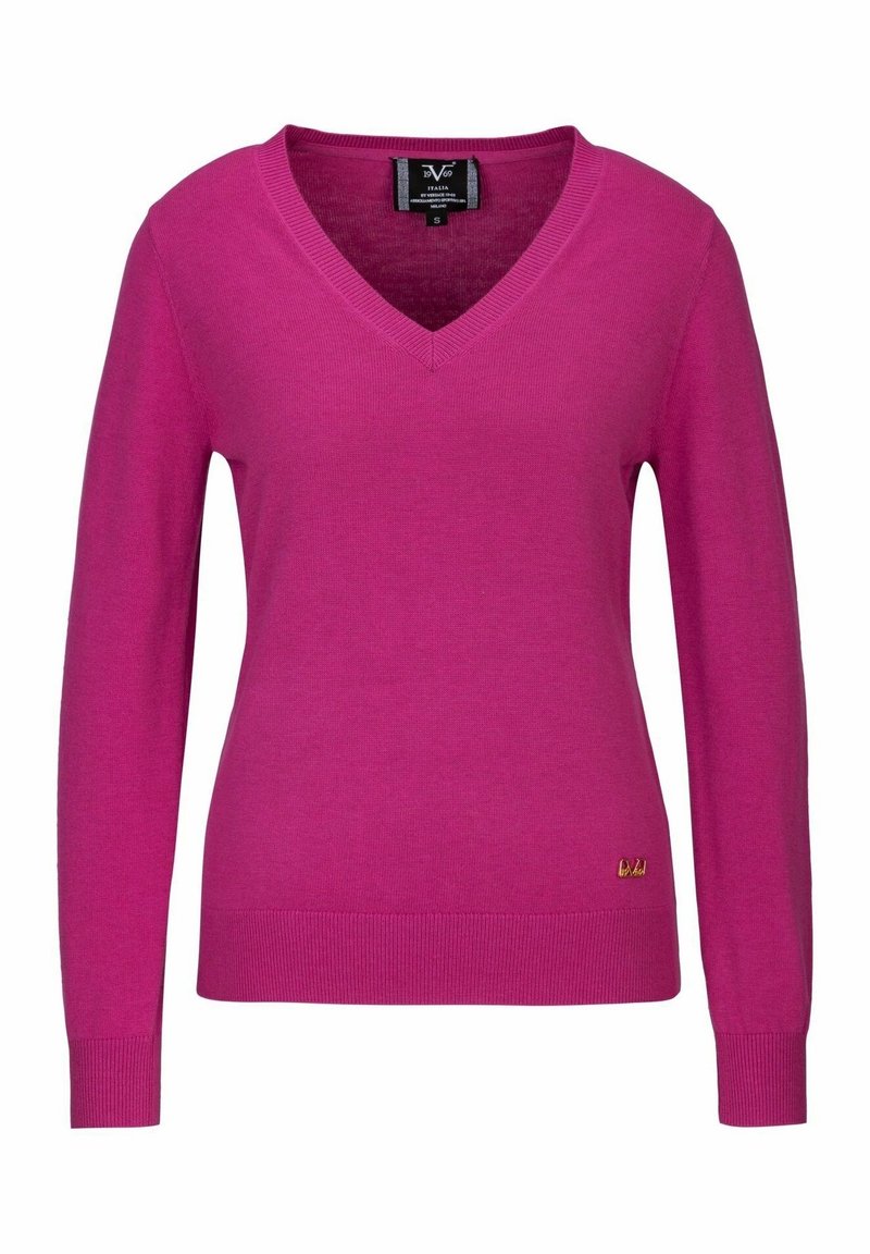 Svetr s V výstřihem v jasně růžové barvě, vyrobený z jemného materiálu. Má dlouhé rukávy, žebrované manžety a malý zlatý akcent na lemu.