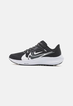 Czarno-biały but do biegania Nike Pegasus z siateczkową cholewką, podwójnymi logo Swoosh i białą, amortyzowaną podeszwą.