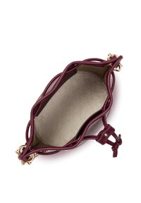 Sac à main en cuir bordeaux avec un design intreccié complexe, accents en métal doré et un intérieur texturé beige doux. Ouverture sur le dessus, forme compacte.