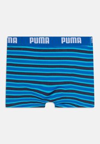 Modri in mornarski črtasti bokserice z modrim pasom, na katerem je napis "PUMA" v belem. Tkanina izgleda mehka in elastična.