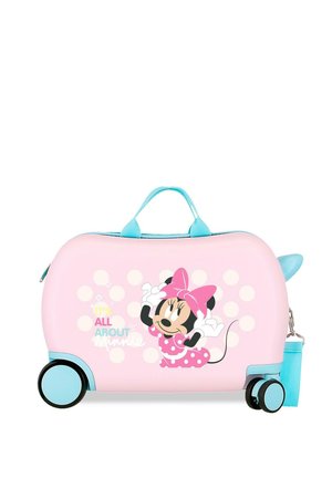 Maleta rosa para niños con asa y ruedas azules que presenta a Minnie Mouse con un vestido rosa de lunares y moño.