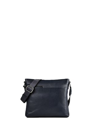 Sac bandoulière en cuir noir avec une sangle réglable et une poche zippée à l'avant sur fond blanc uni.