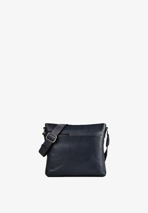 Zwarte leren crossbodytas met verstelbare riem en ritsvakje aan de voorkant tegen een effen witte achtergrond.