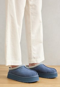 Unselected, desert blue