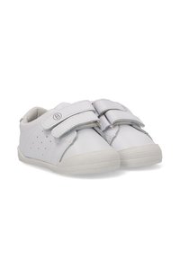 Zapatos de cuero blanco con dos correas de Velcro ajustables, detalles perforados en los laterales y suelas de goma texturizadas.