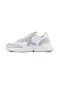 Zapatillas deportivas blancas y grises con parte superior de lona, acentos de ante, paneles laterales texturizados y suela de goma gruesa. Los cordones son blancos.